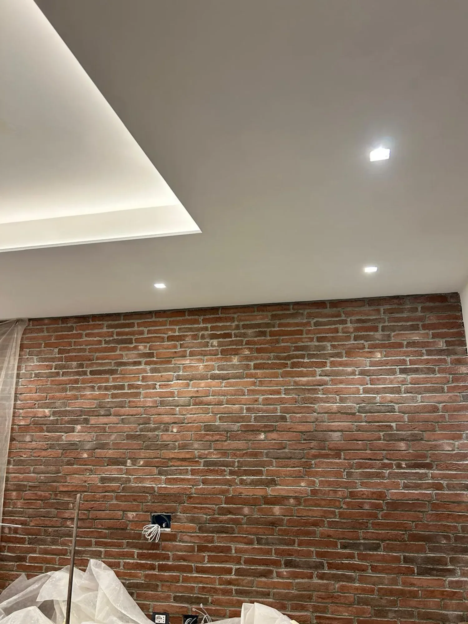 L'appartamento durante i lavori, parete a vista e controsoffitto ultimati